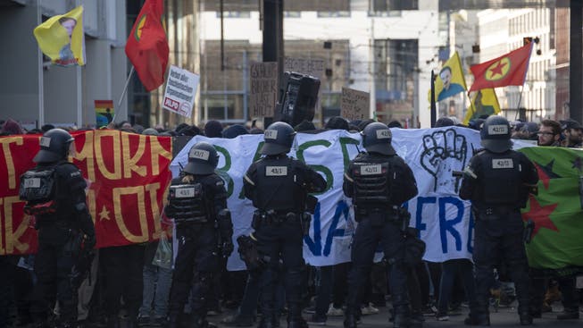 Demonstranten protestieren gegen die von der Pnos (Partei national orientierter Schweizer) organisierten Demonstration gegen den UNO-Migrationspakt in Basel, am Samstag, 24. November 2018.
