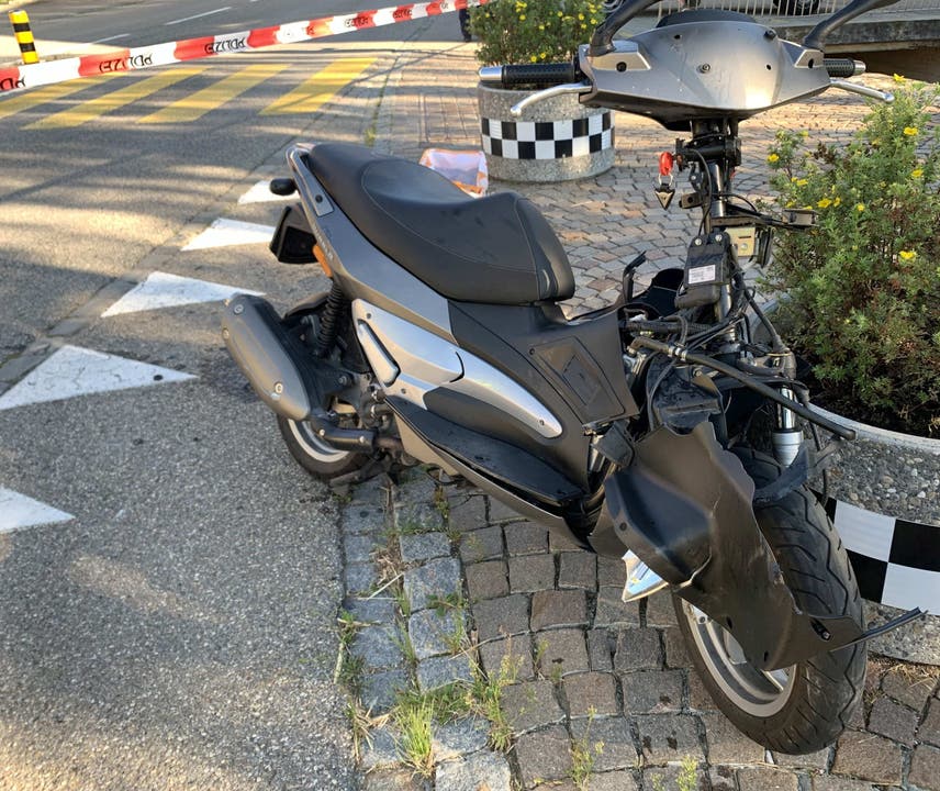 Herznach AG, 7. August: Ein Motorradlenker prallt in ein stehendes Auto und verletzt sich dabei.