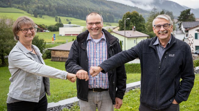 Sie freuen sich mit Corona-Handshake: (v.l.) Theres Brunner, Christian Nydegger und Stefan Schneider.