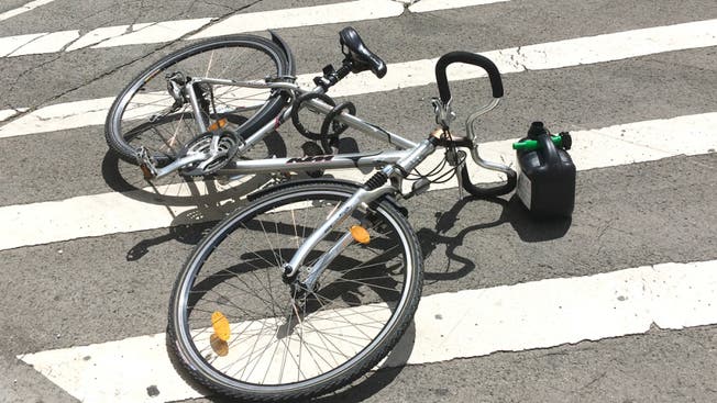 Ein 12-jähriger Schüler war mit seinem Fahrrad unterwegs, als es zur Kollision mit einem entgegenkommenden Velo kam. (Symbolbild)