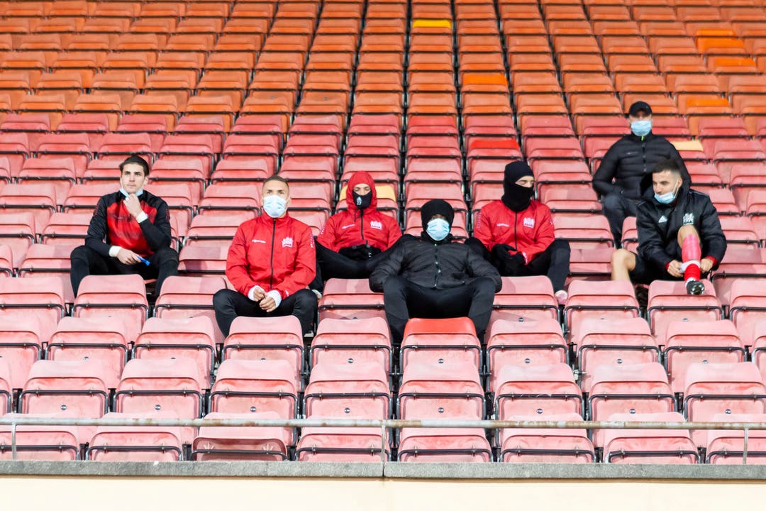 Die Auswechselspieler von Stade Lausanne-Ouchy haben sich dick eingepackt gegen die Kälte.