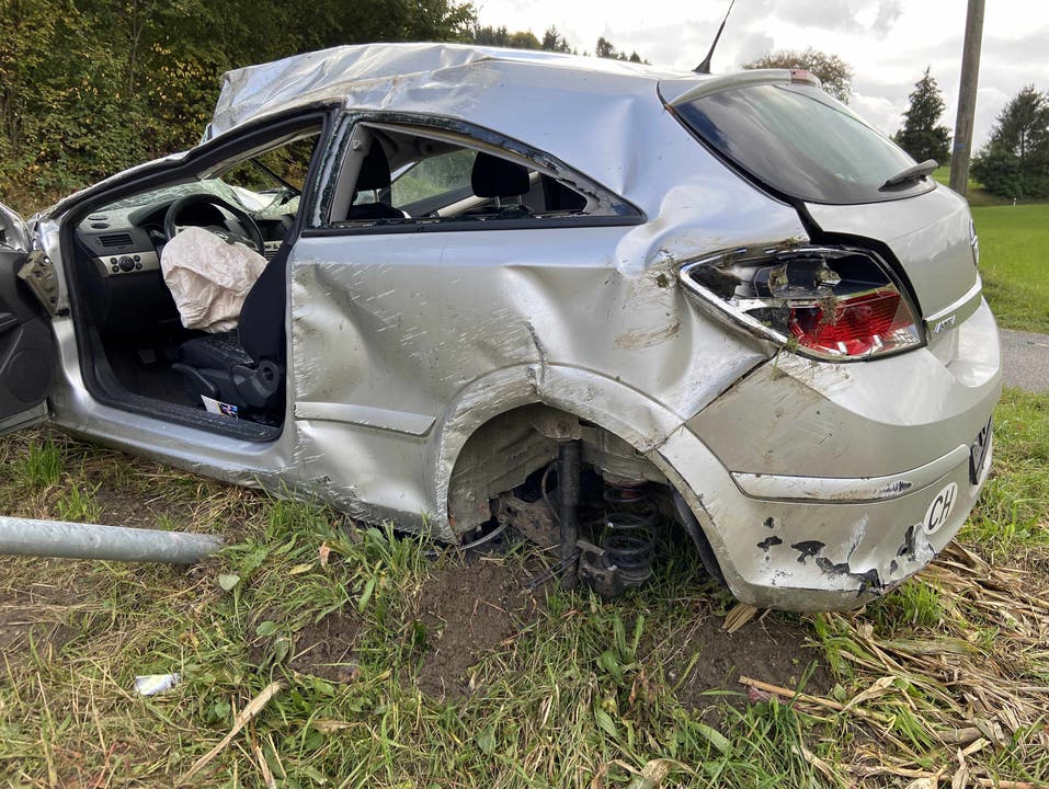 Uerkheim AG, 12. Oktober: Ein Neulenker verlor die Kontrolle über seinen Opel und überschlug sich. Er erlitt dabei leichte Verletzungen.