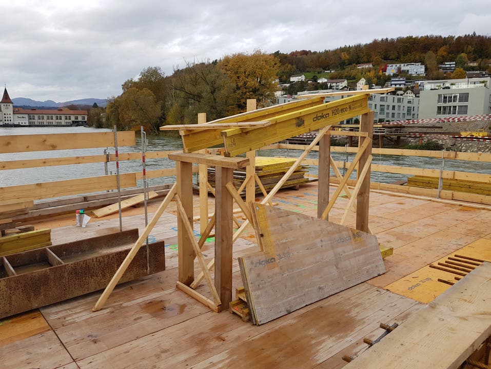 Ein Besuch auf der Baustelle für die neue Aarebrücke in Aarau (Stand: 28.10.2020) Der Polier hat einen der Brückenbogen nachgestellt. Die spektakuläre Geometrie der Brücke hat ihre Tücken beim Bau.
