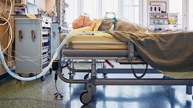 In den Aargauer Spitälern stehen noch mehr als 20 Intensivbetten für Covidpatienten zur Verfügung - hier ein Bett mit Dummy im Kantonsspital Aarau.