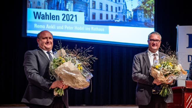 Die Regierungsratskandidaten Peter Hodel und Remo Ankli mit Blumen.