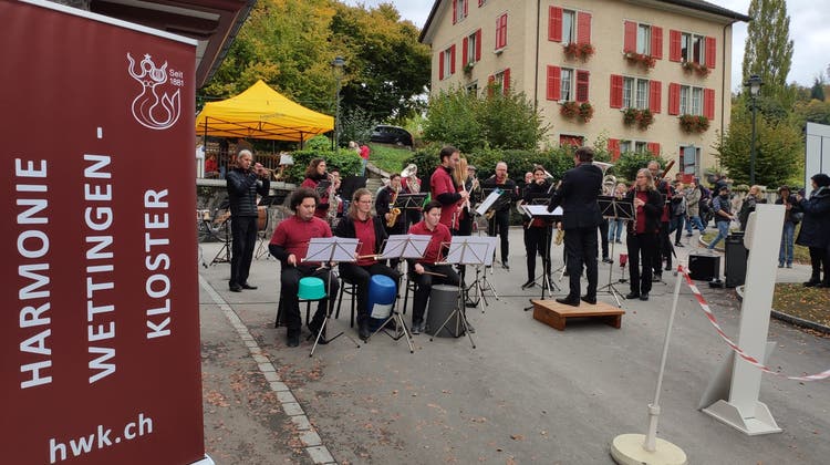 Auftritt der Harmonie Wettingen-Kloster am Herbstmarkt auf der Klosterhalbinsel