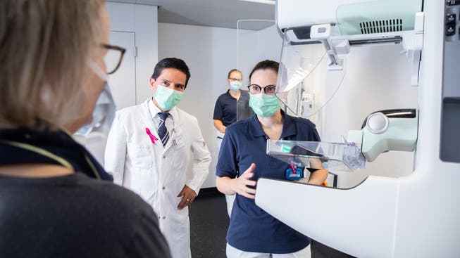 Chefarzt Prof. Dr. med. Carlos Buitrago Tellez und Antonija Pizir, dipl. Radiologiefachfrau Kantonsspital Olten, setzen beim Mammografie-Screening ein neues modernes Gerät ein