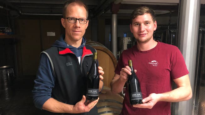 Kellermeister Thomas Engel und Stellvertreter Lukas Wiedmer mit dem Siebe Dupf Pinot Noir Barrique 2018.