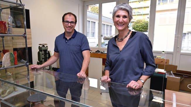 Oliver Leuenberger und Chantal Hofer-Dietziker beim Einrichten des neuen Goldschmiede-Ateliers.