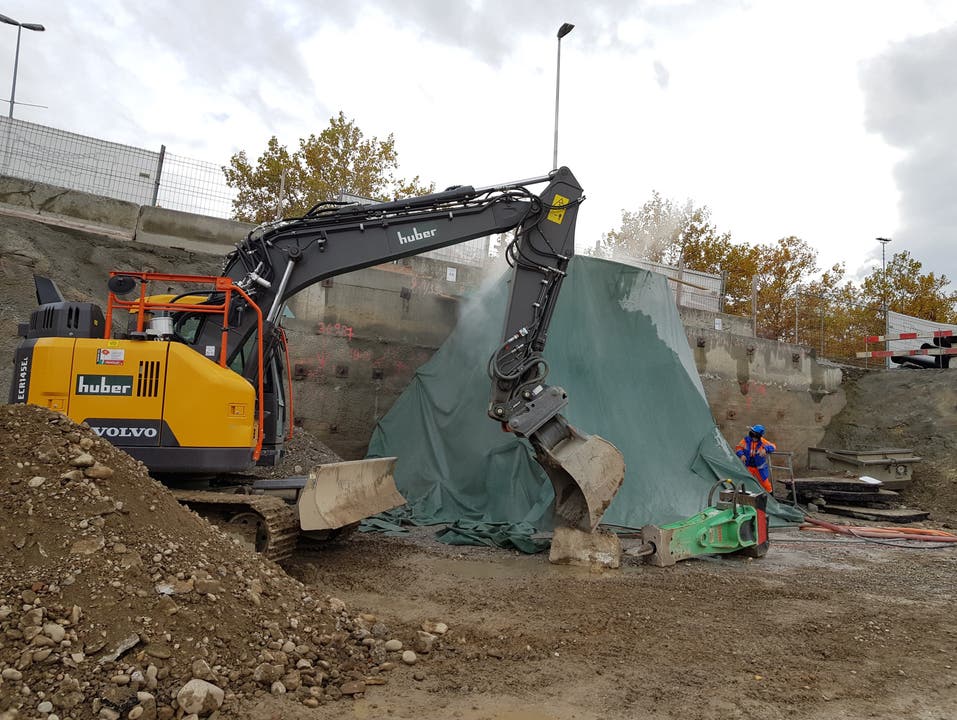 Ein Besuch auf der Baustelle für die neue Aarebrücke in Aarau (Stand: 28.10.2020) Mit Höchstdruckwasser wird Beton abgebrochen, um Bewehrungseisen freizulegen.