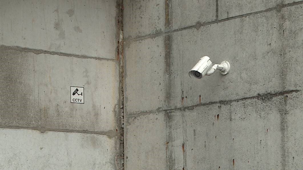 In der Nähe des Tatortes hängt eine Videokamera - es handelt sich laut Informationen von Tele M1 aber um eine Attrappe.