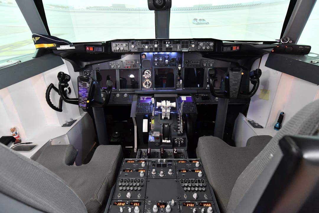  Das ist das Cockpit der Boeing 737-800: Bei 254 Knöpfen, Schaltern und Hebeln ist es für einen Laien unmöglich, den Überblick zu behalten.