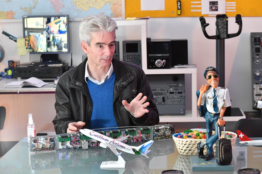  Gerry Dressler hat den Boeing-Simulator selbst gebaut. Er ist aber kein Pilot, sondern Hotelier. Das technischee Wissen und die Kenntnisse über die Aviatik für die Simulatoren habe sich der Bündner selbst beigebracht.