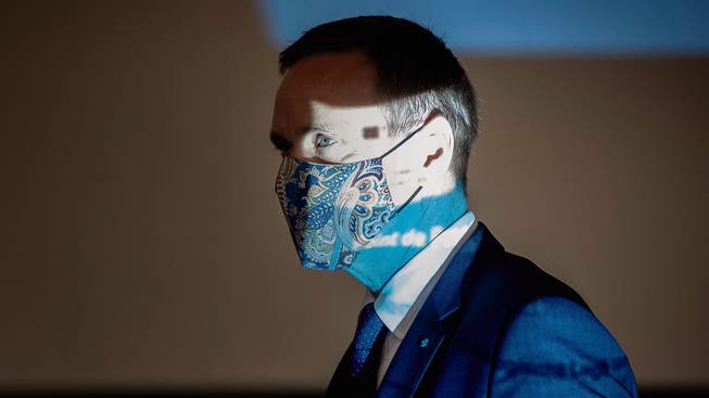 Der Aargauer Gesundheitsdirektor Jean-Pierre Gallati (SVP) mit Maske auf dem Weg zu einer Medienkonferenz, wo die verschärften kantonalen Massnahmen gegen das Coronavirus bekannt gegeben wurden.