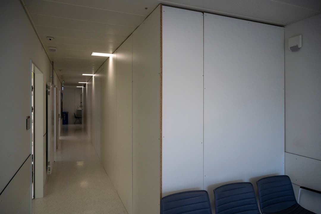 Um die Patientenströme strikt zu trennen, wurden provisorische Wände hochgezogen. Dieser Gang wäre normalerweise doppelt so breit.