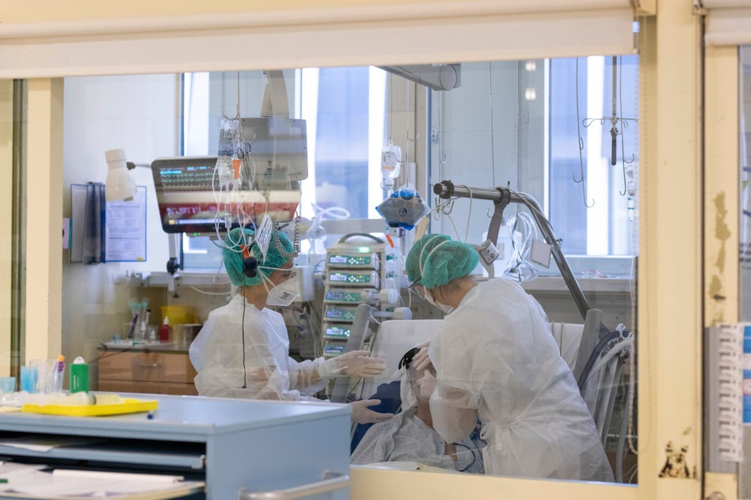 Die Patientinnen und Patienten auf der Intensivstation des Kantonsspital Baden liegen in abgeschlossenen Kojen mit Glasfenstern.