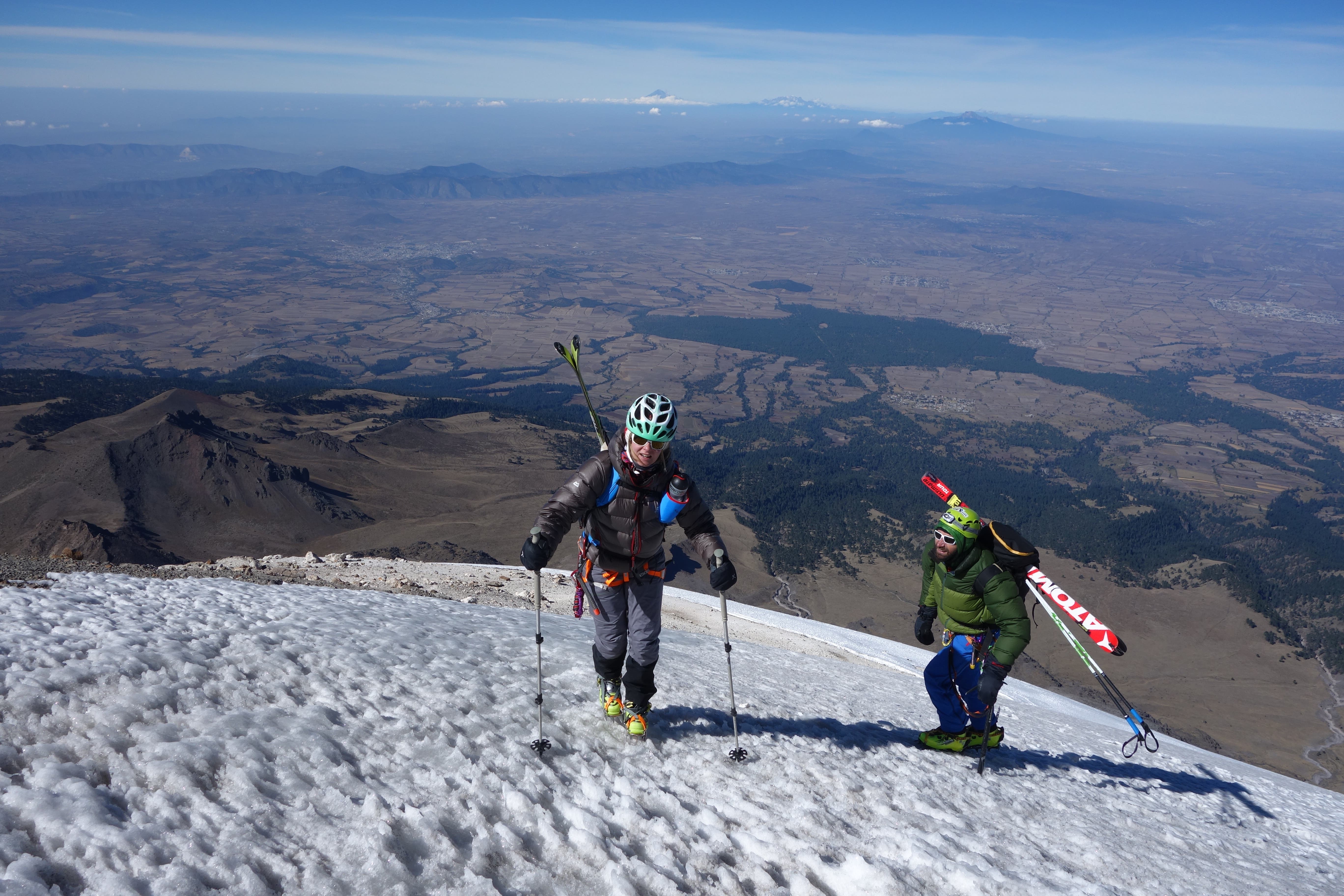 Nachdem es Flammersfeld beim Gipfelaufstieg besser ging, fuhr sie den höchsten Vulkan Nordamerikas, den Pico de Orizaba, auf den Ski hinab.