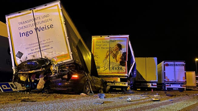 Erste Ermittlungen der Kantonspolizei Aargau deuten darauf hin, dass der 22-Jährige in suizidaler Absicht gegen die Lastwagen gefahren war.