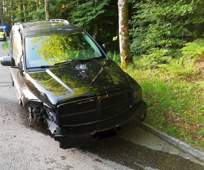 Zofingen (AG), 25. Mai Ein 24-jähriger Autofahrer ist am frühen Freitagmorgen besoffen mit seinem Dodge-SUV in einen Baumstrunk gefahren. Er verletzte sich beim Selbstunfall nur leicht. Den Führerausweis – und ein Vorerrad am Auto – ist er aber vorläufig los.
