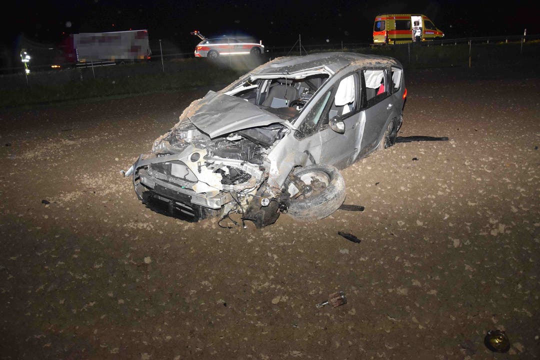 Oensingen (SO), 3. Mai Auf der Autobahn A1 ist ein 22-jähriger Autolenker mit einem Hinweisschild kollidiert. Das Auto erlitt dabei Totalschaden und der Fahrer verletzte sich leicht.