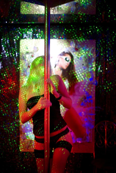 Striptease-Tänzerin in einem einschlägigen Lokal.