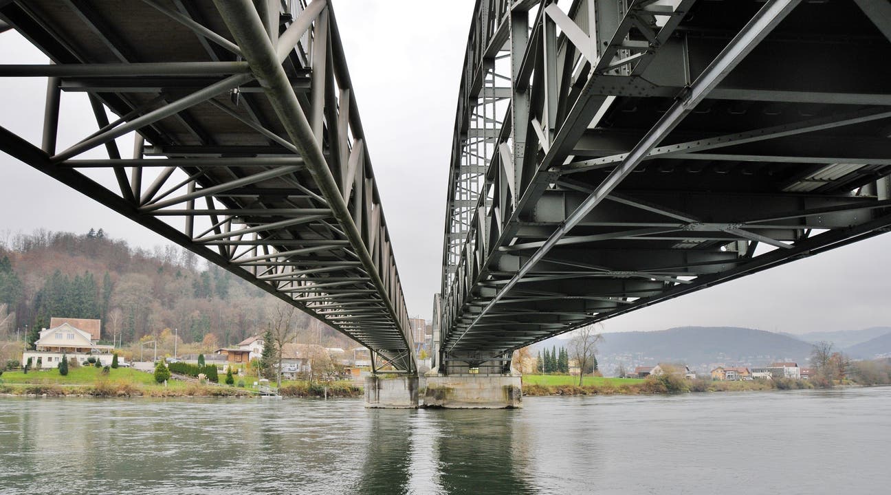 Links der Velo- und Fussgängersteg, rechts die eigentliche Aarebrücke, über welche die Kantonsstrasse führt. Wenige Meter nach der Brücke mündet die Aare in den Rhein.