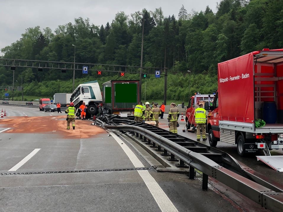 Neuenhof (AG), 14. Mai Ein Selbstunfall eines Sattelschleppers auf der A1 kurz nach dem Bareggtunnel bei Neuenhof AG hat während Stunden grosse Staus in beide Richtungen verursacht. Der 58-jährige Unfallfahrer blieb unverletzt.