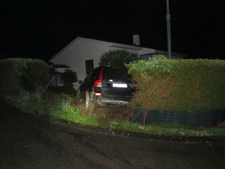 Arisdorf (BL), 18. Mai In der Nacht von Donnerstag auf Freitag verursachte ein Fahrzeuglenker in alkoholisiertem Zustand auf der Blauenrainstrasse in Arisdorf einen Selbstunfall. Verletzt wurde niemand.
