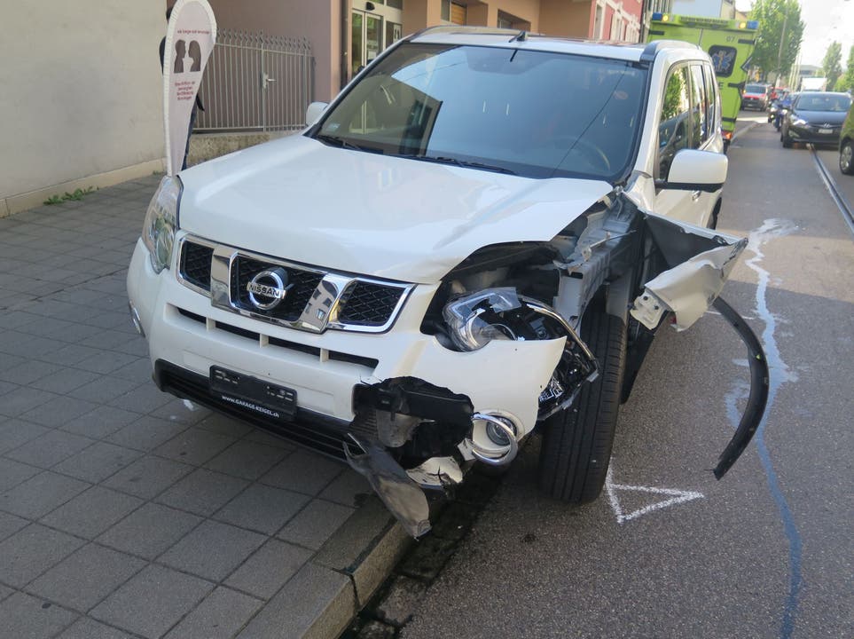 Binningen (BL), 24. Mai Beim Abbiegen aus einer Stoppstrasse, übersah ein 80-jähriger Autofahrer einen Wagen. Die beiden prallten ineinander. Zwei Personen wurden verletzt.