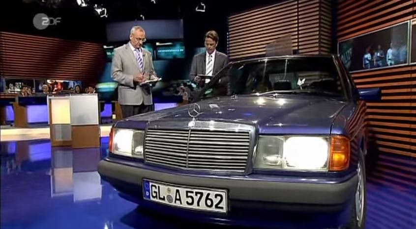 In der Sendung «Aktenzeichen XY ungelöst» wird auch der Mercedes von Karl Dittmann gezeigt. Links Hansjörg Peyer von der Kantonspolizei Aargau, rechts Moderator Rudi Cerne.