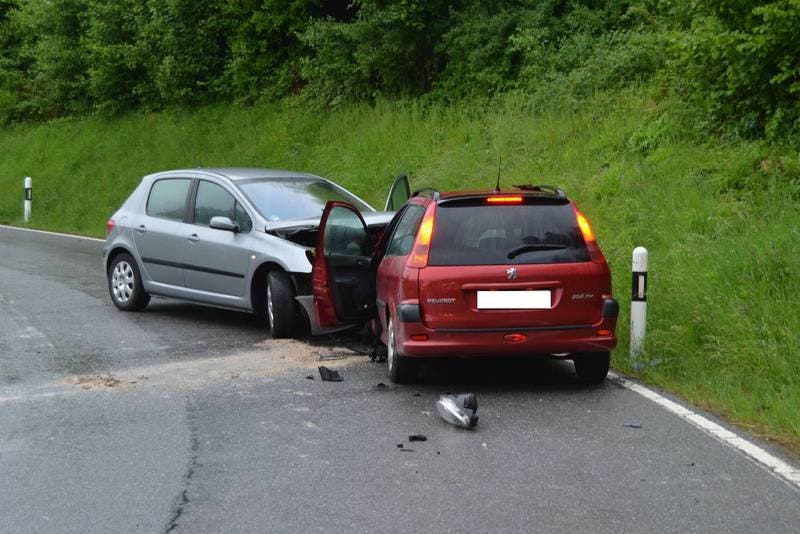 Wolfhalden (AR), 15. Mai Eine in Richtung Dorf Wolfhalden fahrende 22-jährige Automobilistin geriet im Bereich Lippenrüti auf die Gegenfahrbahn und kollidierte dort mit einem korrekt entgegenkommenden Personenwagen.