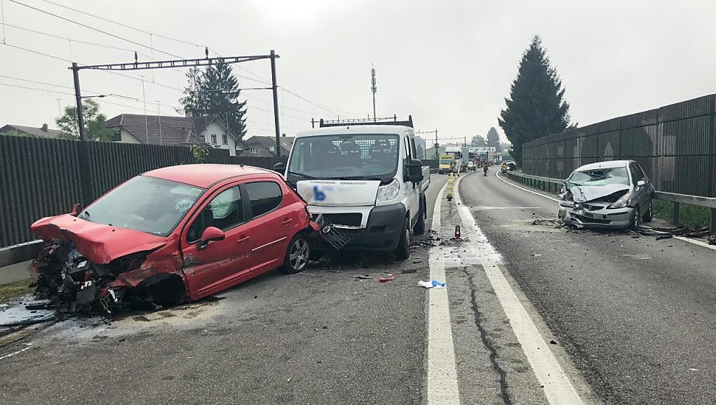 A6/Biel (BE), 18. Mai Bei einer heftigen Kollision dreier Fahrzeuge auf der Autostrasse A6 sind zwei Lenker verletzt worden.