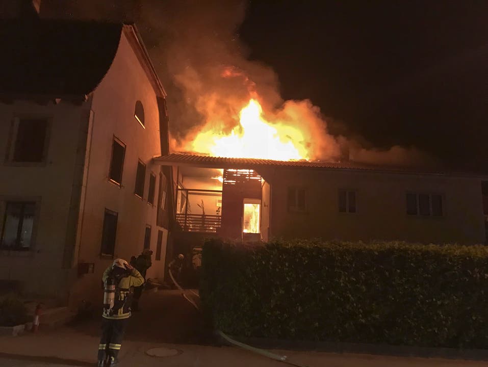 Pieterlen (BE), 3. Mai In Pieterlen brach am Abend in einem Einfamilienhaus Feuer aus. Der Brand konnte rasch gelöscht werden, allerdings entstand ein erheblicher Sachschaden. Verletzt wurde dabei niemand.