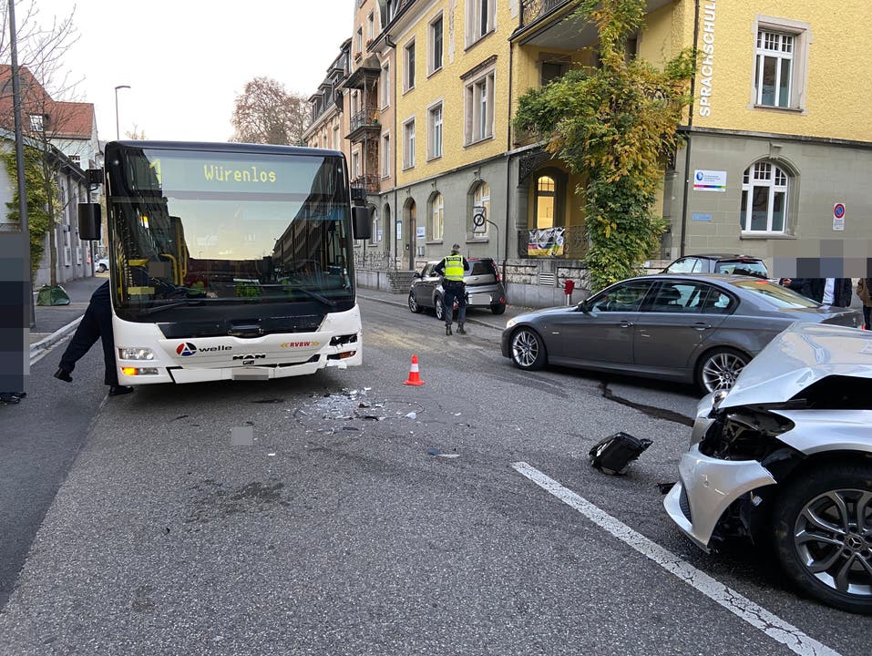 Mit seinem Mercedes kollidiert ein Autolenker in Baden mit einem Linienbus.