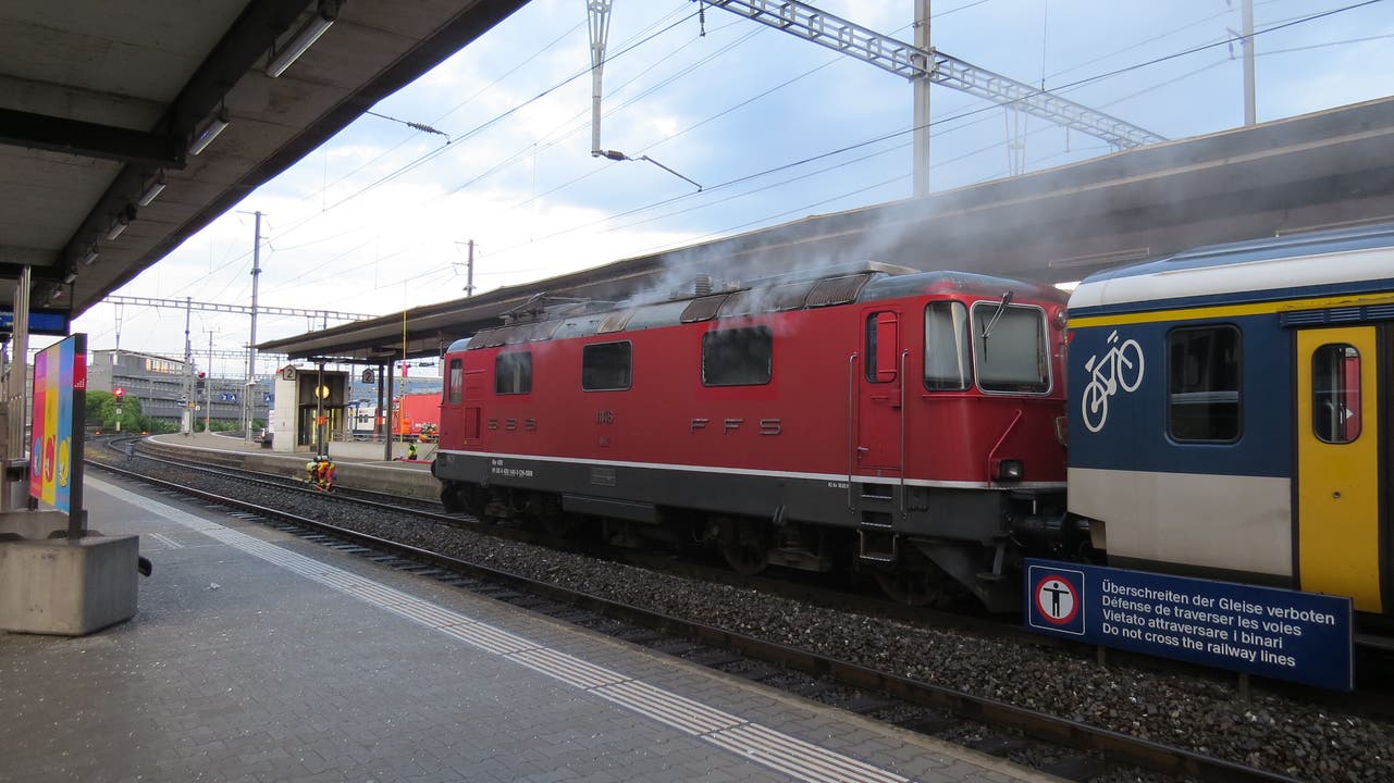 Brugg (AG), 9. Mai Am Bahnhof Brugg geriet eine Lokomotive eines Personenzuges in Brand. Verletzt wurde dabei niemand.