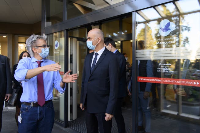 Alain Berset (r.) besuchte am Donnerstag unter anderem die Moncucco-Klinik in Lugano. Hier wurde der erste Coronapatient behandelt.