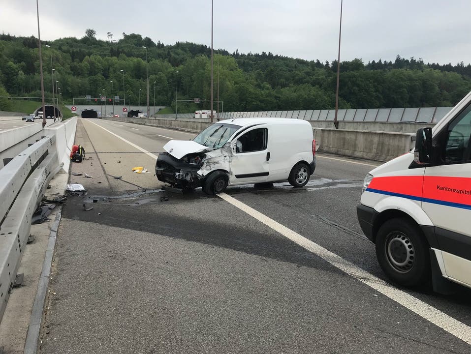 Baden (AG), 3. Mai Ein Automobilist prallte am Morgen auf der A1 bei Baden-Dättwil vor dem Bareggtunnel heftig gegen die Leitplanken. Der 40-Jährige verstarb noch auf der Unfallstelle. Die Unfallursache ist noch unklar.