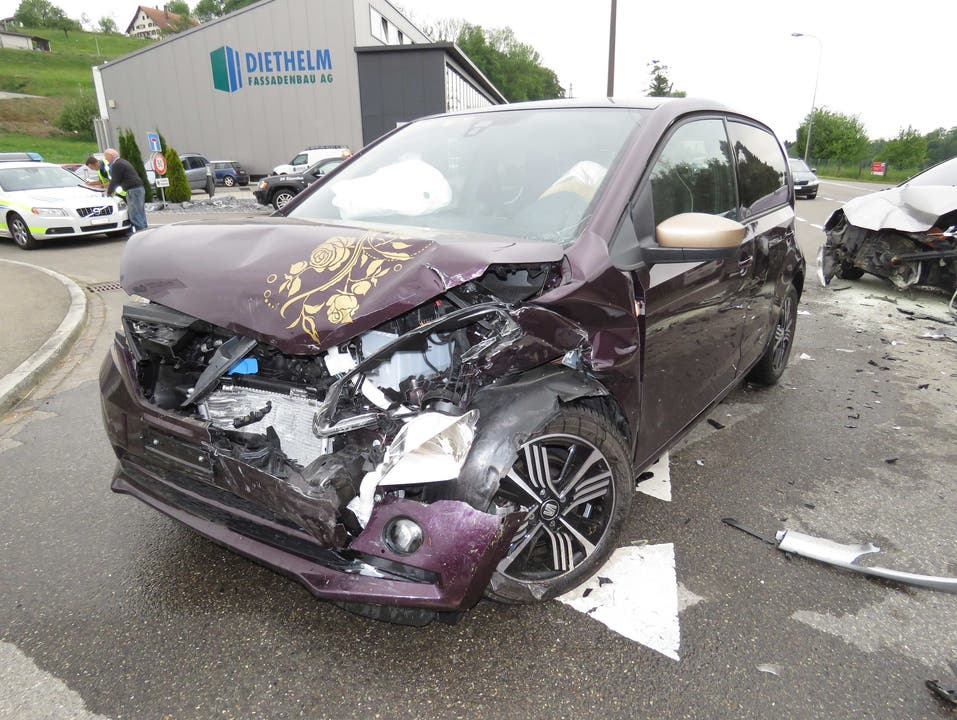 Hermetschwil-Staffeln (AG), 3. Mai Am Nachmittag stiess ein Autofahrer in Hermetschwil-Staffeln beim Abbiegen heftig mit einem entgegenkommenden Auto zusammen. Zwei Personen wurden verletzt.