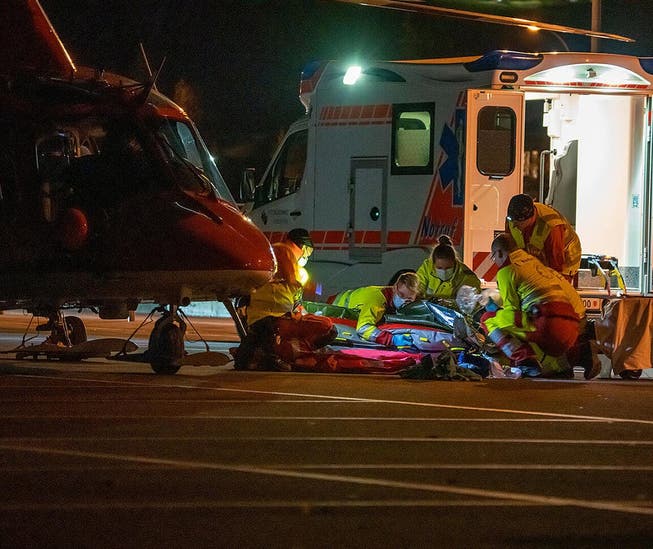 Die Rettungskräfte bei der Bergung des schwerverletzten Fussgängers.