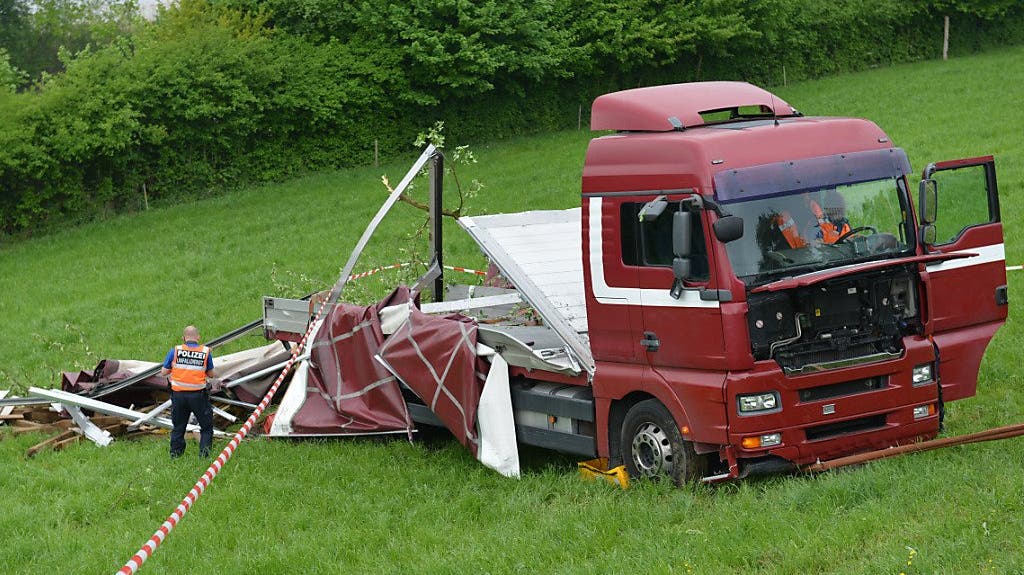 Eich (LU), 4. Mai Ein Lastwagen ist seinem Lenker entwischt, als dieser gerade beim Abladen war. Das Fahrzeug rollte rückwärts eine Wiese hinunter, der Chauffeur wurde verletzt.
