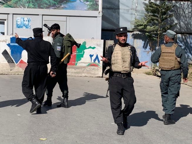 Die afghanische Polizei trifft am Ort eines Anschlags an der Universität Kabul ein. Foto: Rahmat Gul/AP/dpa