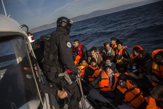 Frontex-Beamte bei einem Rettungseinsatz vor der griechischen Insel Lesbos. 