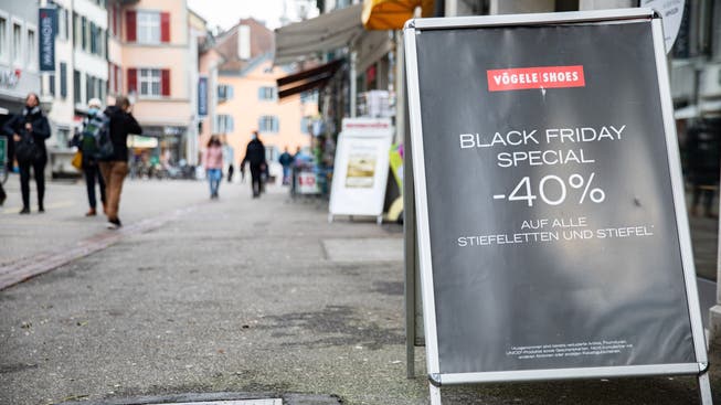 Die Vögele Shoes-Filiale in Solothurn kündigt den Black Friday an. Die ganze Woche gibt es spezielle Angebote.