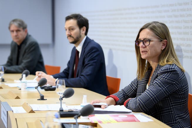 Thomas Steffen, Ronald Indergand und Virginie Masserey (v.l.) an der Pressekonferenz des Bundes. 