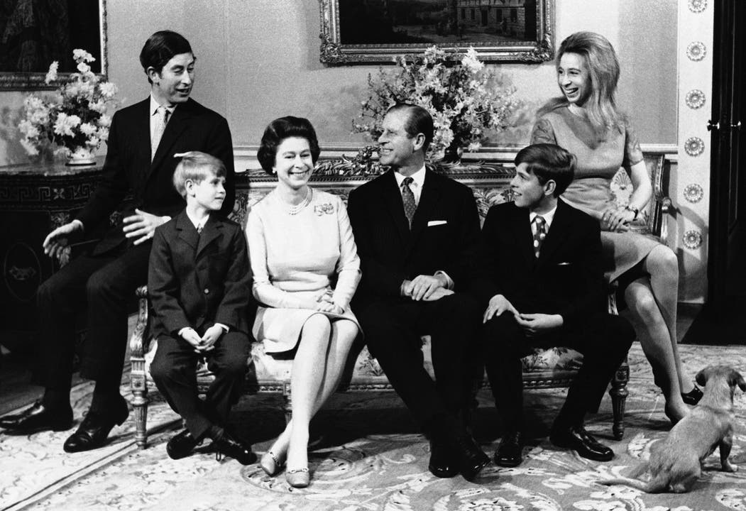 Die ganze Familie von links nach rechts: Prinz Charles, Prinz Edward, die Queen, Prinz Philip, Prinz Andrew und Prinzessin Anne.