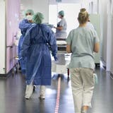Aerzte und Pflegepersonal behandeln die kranken Patienten von Covid 19 in der Isolierstation des Spitals in Schwyz am 22. Oktober 2020 in Schwyz (SZ). (KEYSTONE/Gaetan Bally) (Gaetan Bally / KEYSTONE)