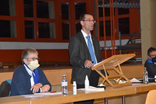 Gemeindepräsident Ueli Frischknecht führte durch die öffentliche Versammlung