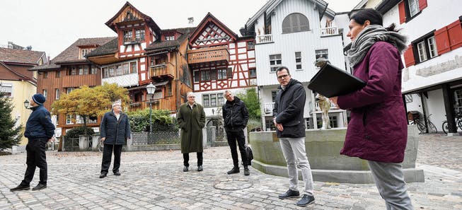 Der Stadtrat informiert auf dem Fischmarktplatz über seinen neuen Plan zur Aufwertung der Arboner Altstadt.