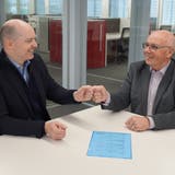 Niklaus Jung (rechts) übernimmt per 1. Januar 2021 die Plattform «Hallowil» von der Kanawai Medien AG. Thomas Feller (links) begleitete die Übernahme und wird auch als zukünftiger Genossenschafter agieren. (Bild: PD)