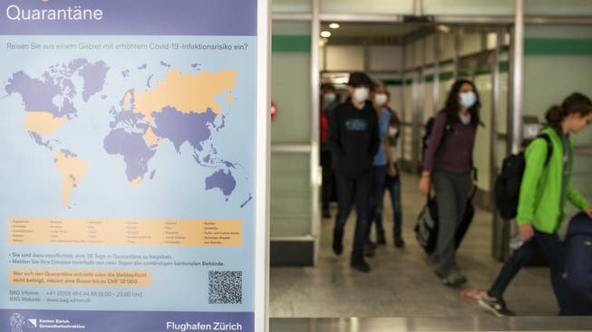 Ein Plakat macht am Zürcher Flughafen auf die obligatorische Quarantäne bei der Einreise aus bestimmten Ländern aufmerksam.